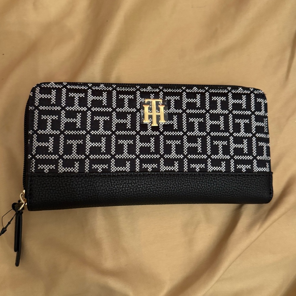 NEW Tommy Hilfiger TH Monogram Zip Around Wallet Black White